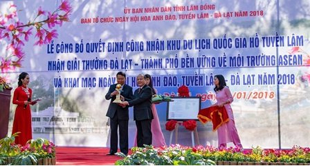 Đà Lạt nhận Cúp giải thưởng thành phố bền vững về môi trường ASEAN năm 2018 